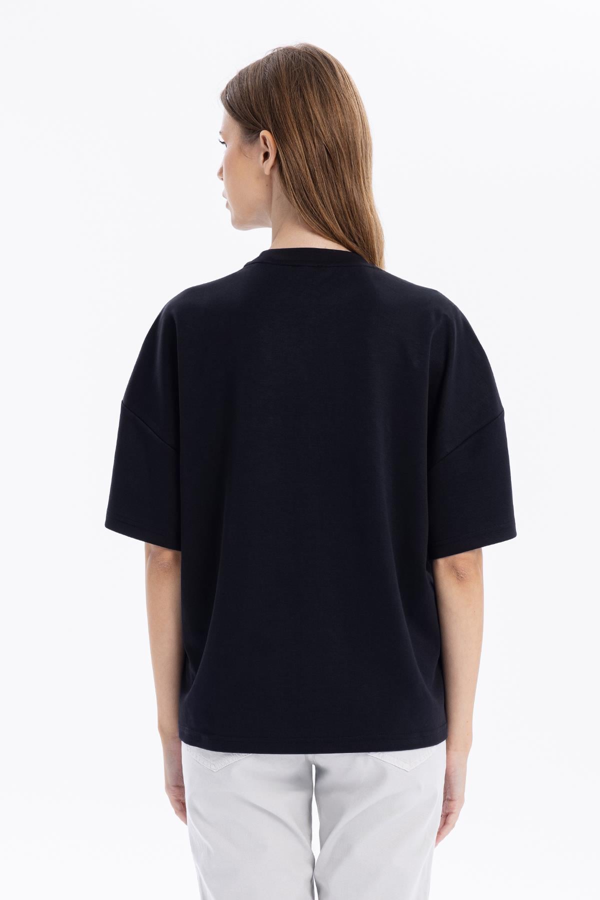 Bisiklet Yaka Oversize Emboss Baskılı Kadın T-shirt