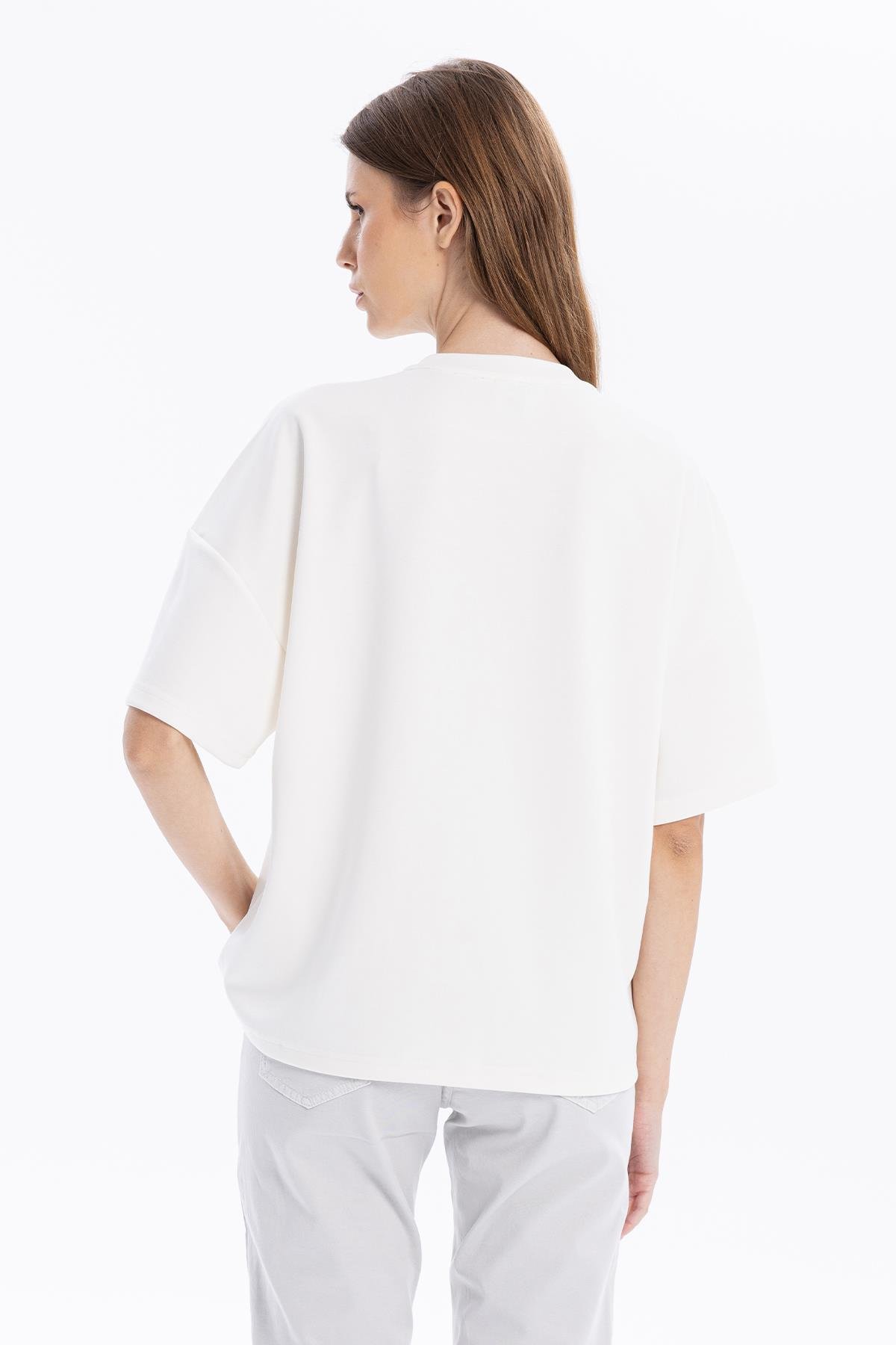 Bisiklet Yaka Oversize Emboss Baskılı Kadın T-shirt