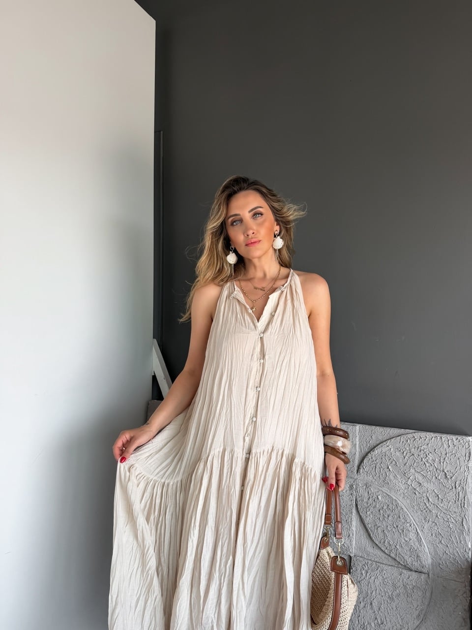 Bej Buruşuk Kumaş Halter Yaka Elbise