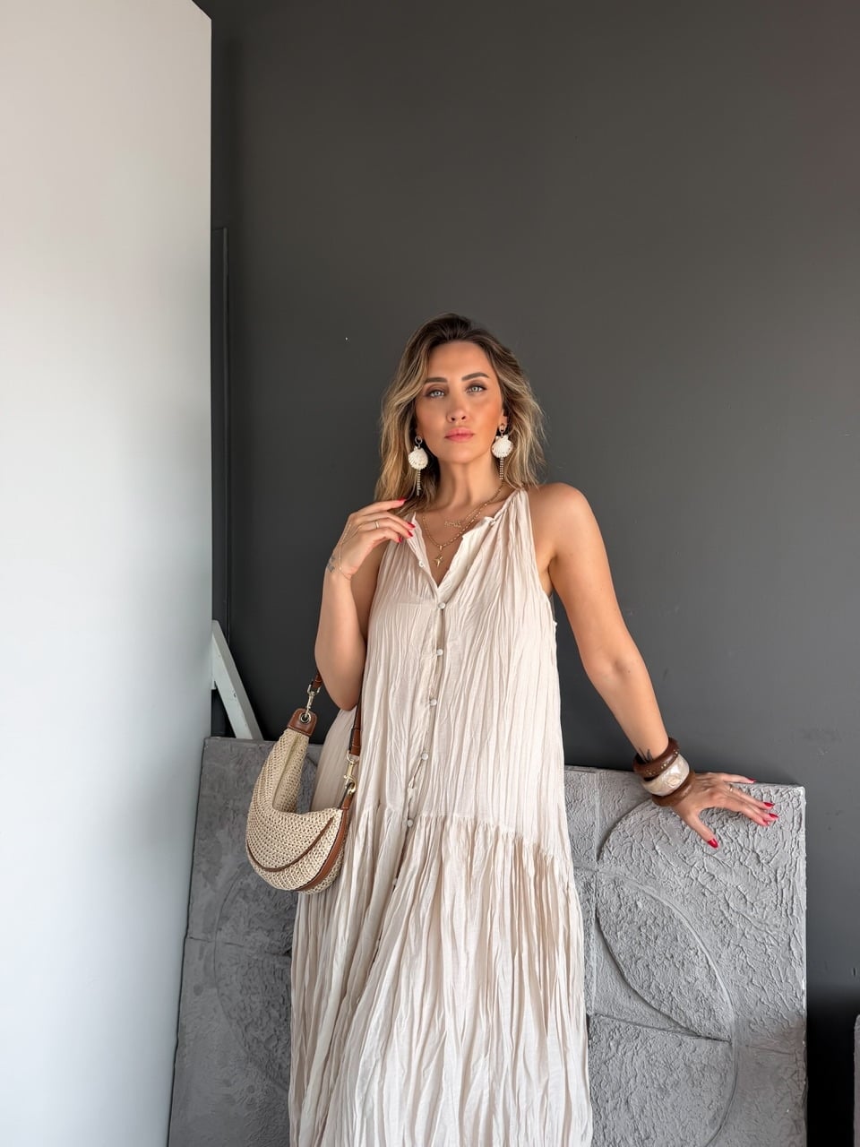 Bej Buruşuk Kumaş Halter Yaka Elbise