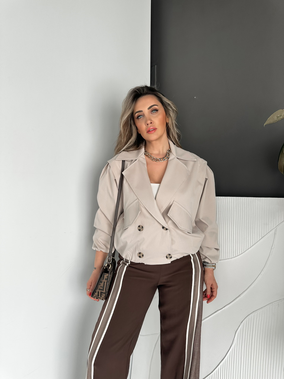 Bej Dört Düğmeli Beli Lastikli Kısa Trençkot