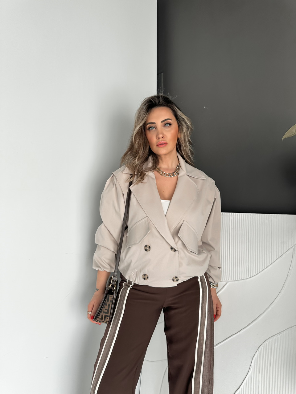 Bej Dört Düğmeli Beli Lastikli Kısa Trençkot