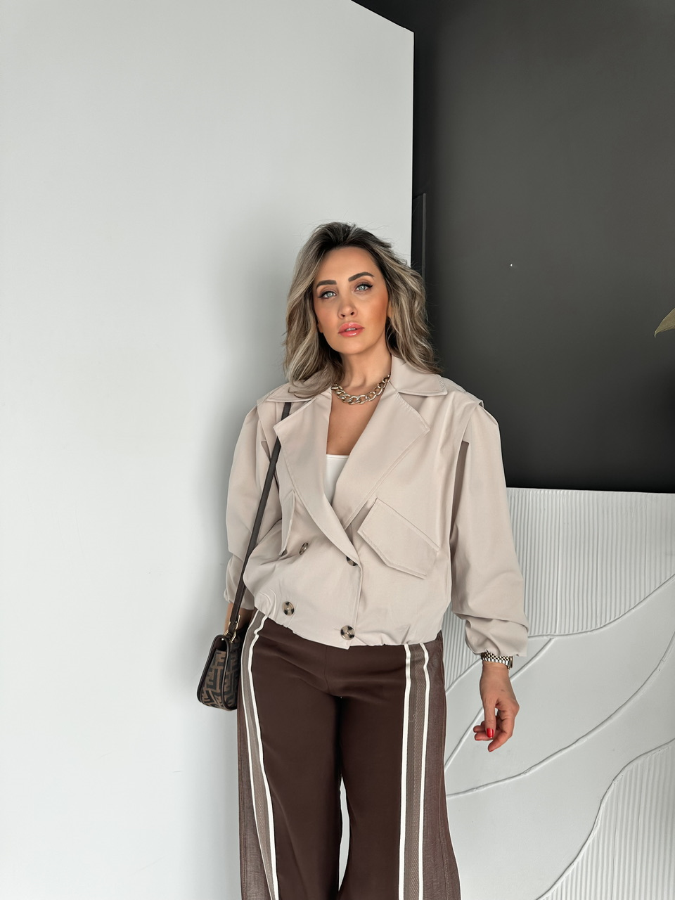 Bej Dört Düğmeli Beli Lastikli Kısa Trençkot