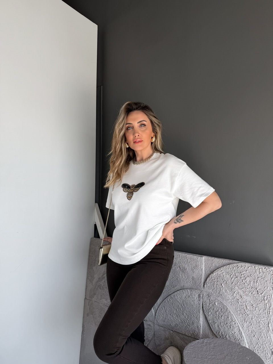 Beyaz Arı İşlemeli Cotton Tshirt