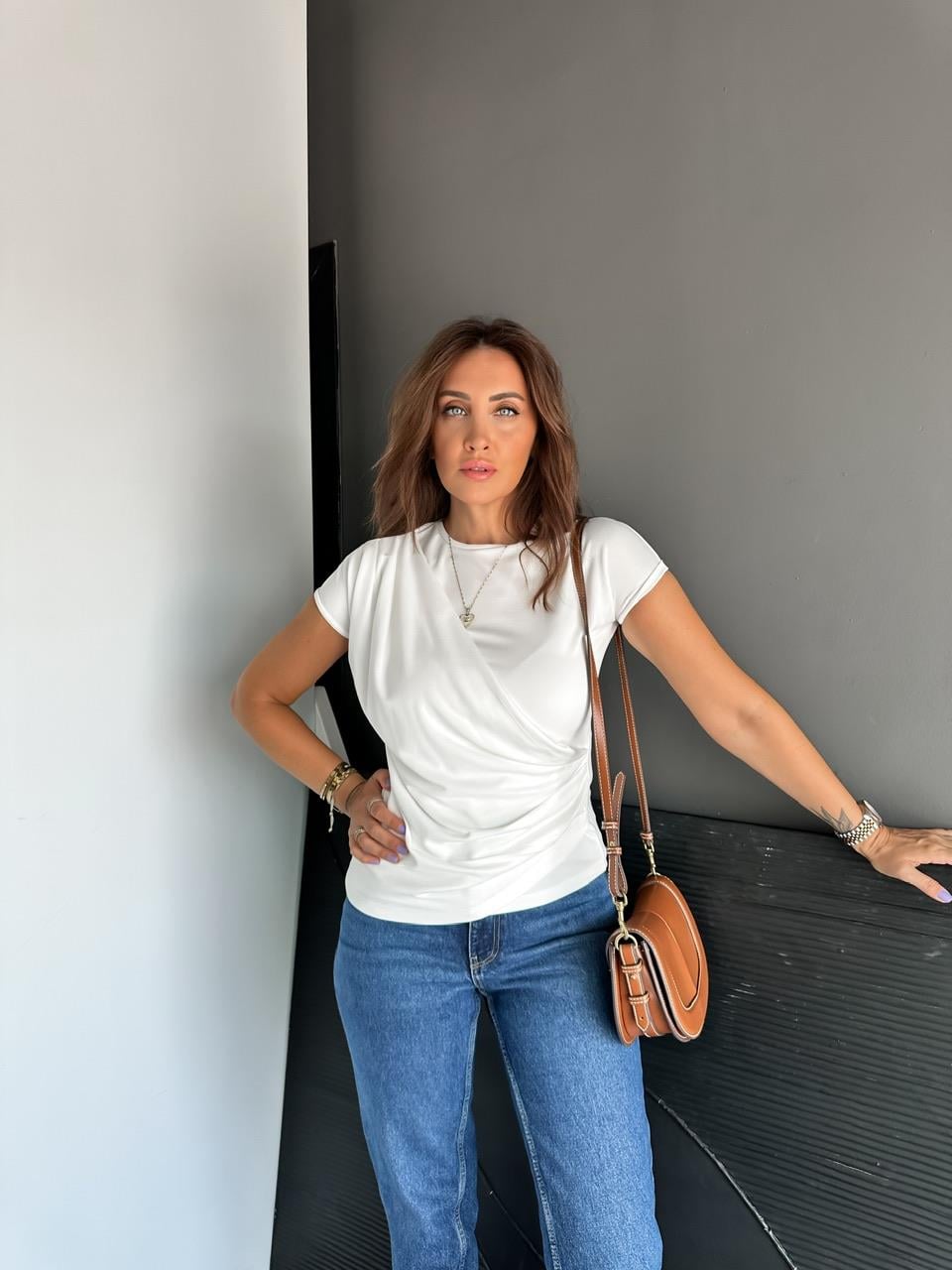 Beyaz Büzgü Detaylı Tshirt