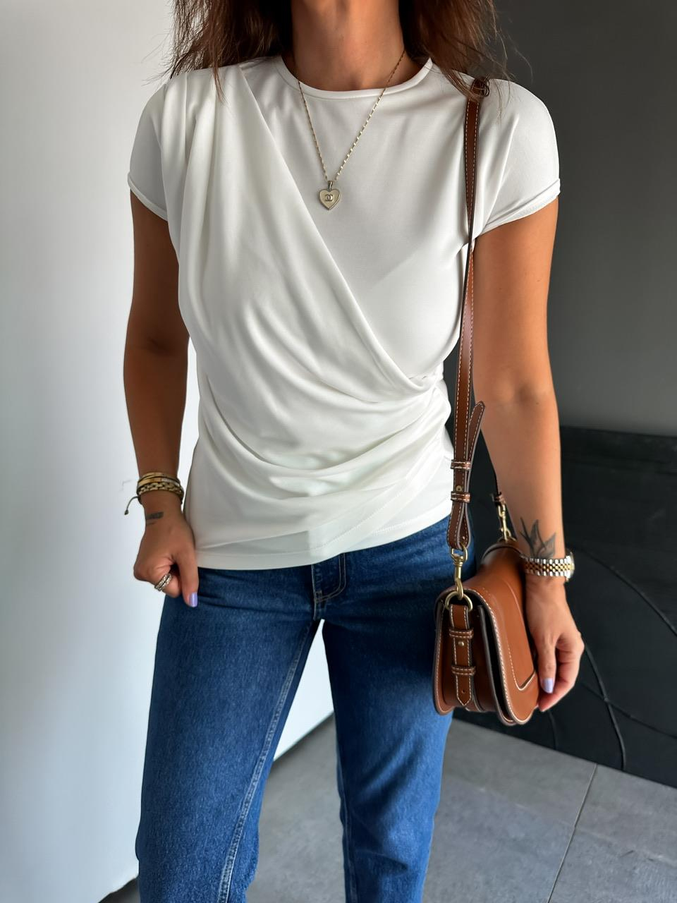 Beyaz Büzgü Detaylı Tshirt