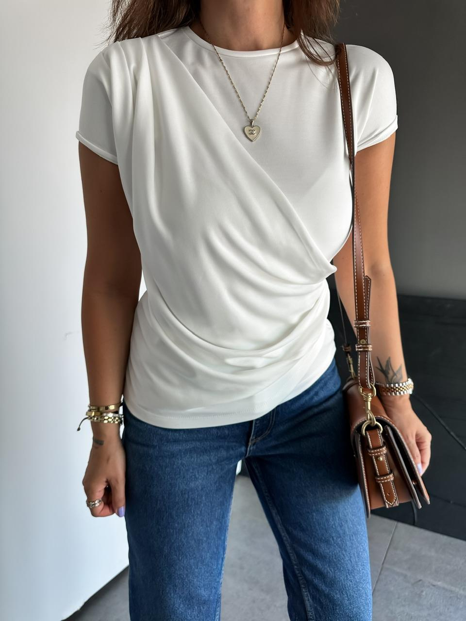 Beyaz Büzgü Detaylı Tshirt