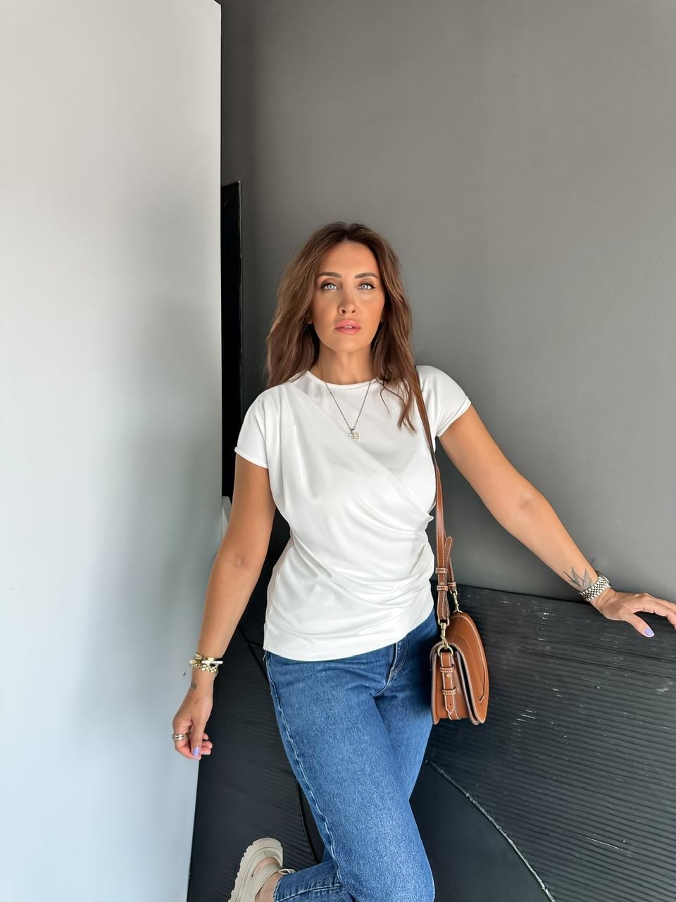 Beyaz Büzgü Detaylı Tshirt