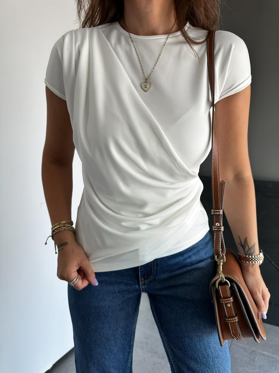 Beyaz Büzgü Detaylı Tshirt