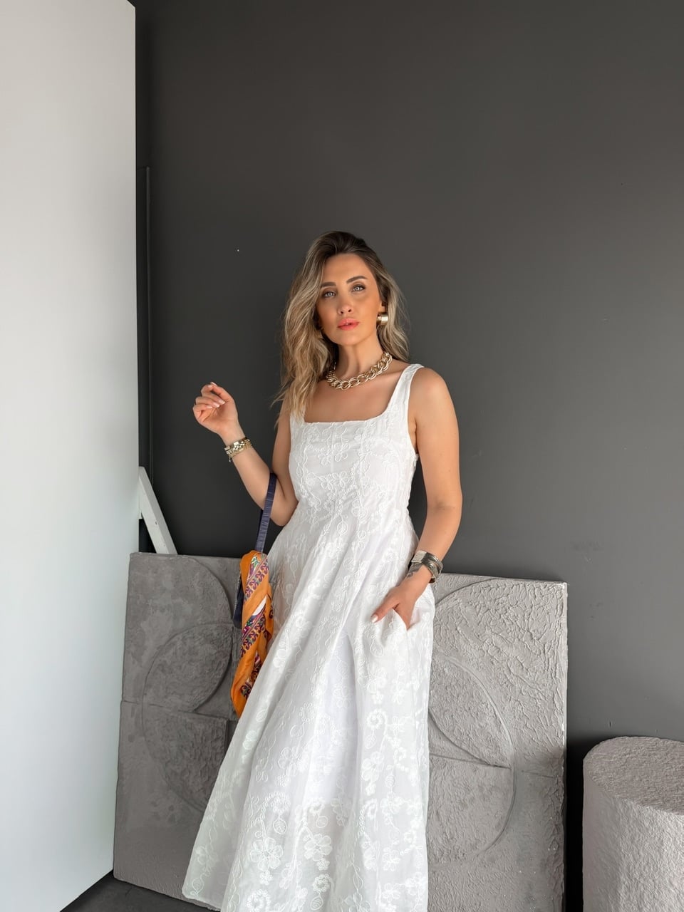 Beyaz Kalın Askılı Nakışlı Elbise