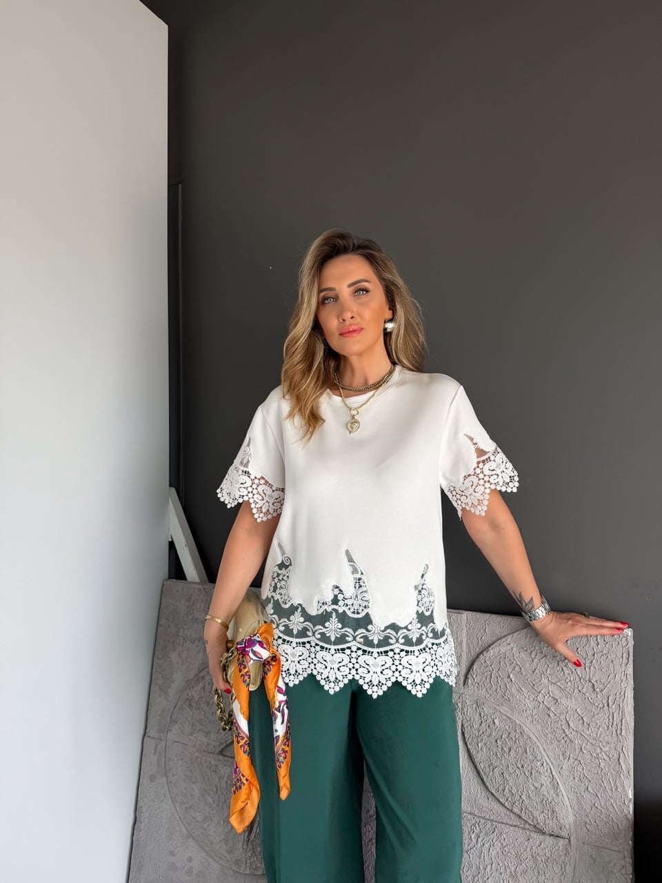 Beyaz Kolları Eteği Dantelli Zr Tshirt