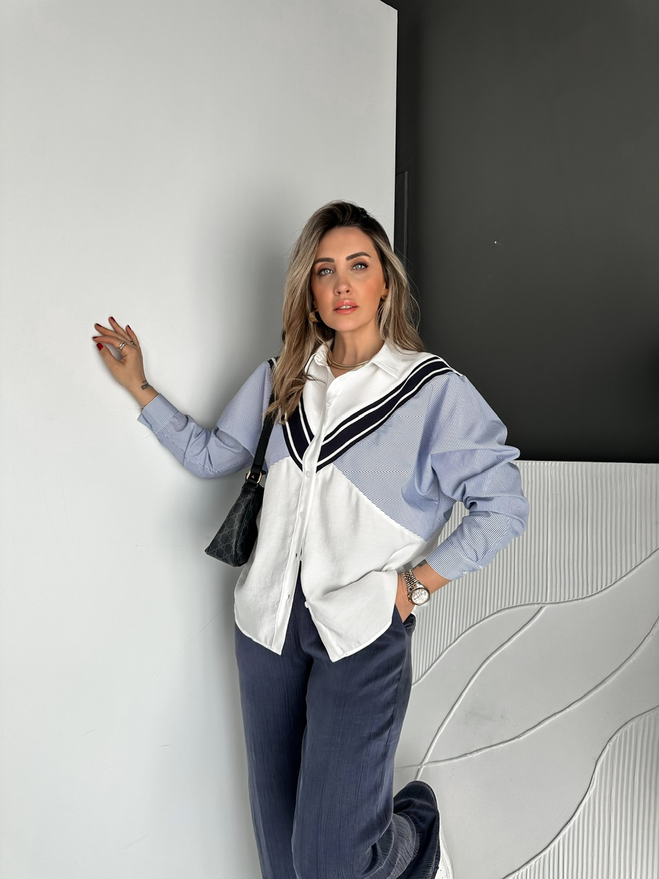 Beyaz Lacivert Şeritli Tasarım Gömlek