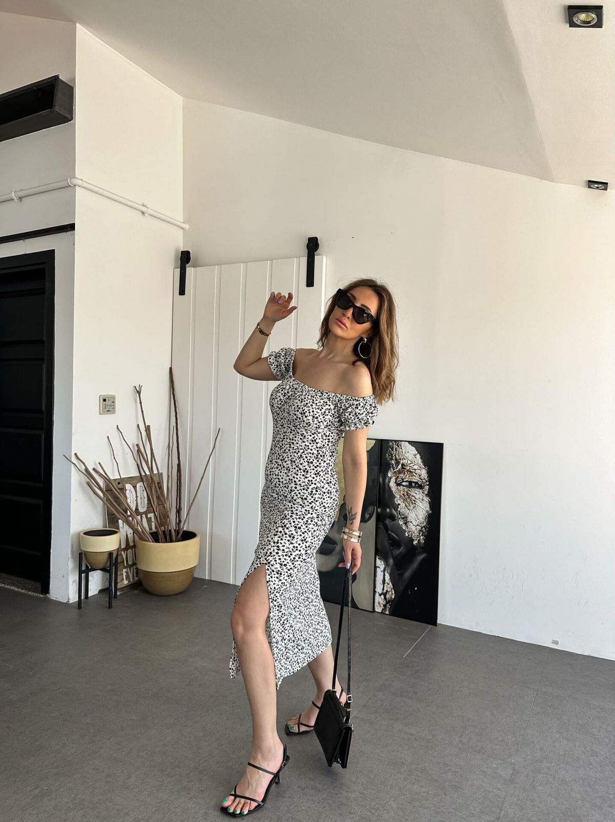 Beyaz Minik Çiçekli Madonna Yaka Elbise