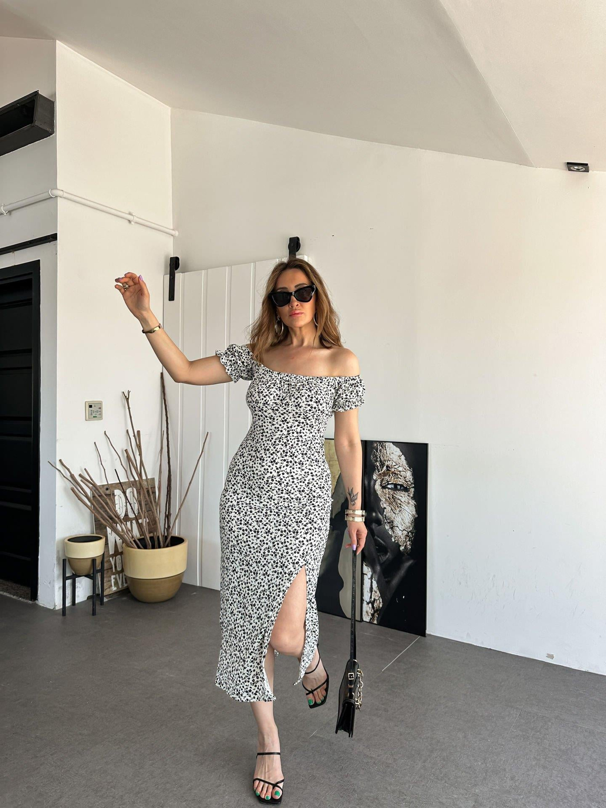Beyaz Minik Çiçekli Madonna Yaka Elbise