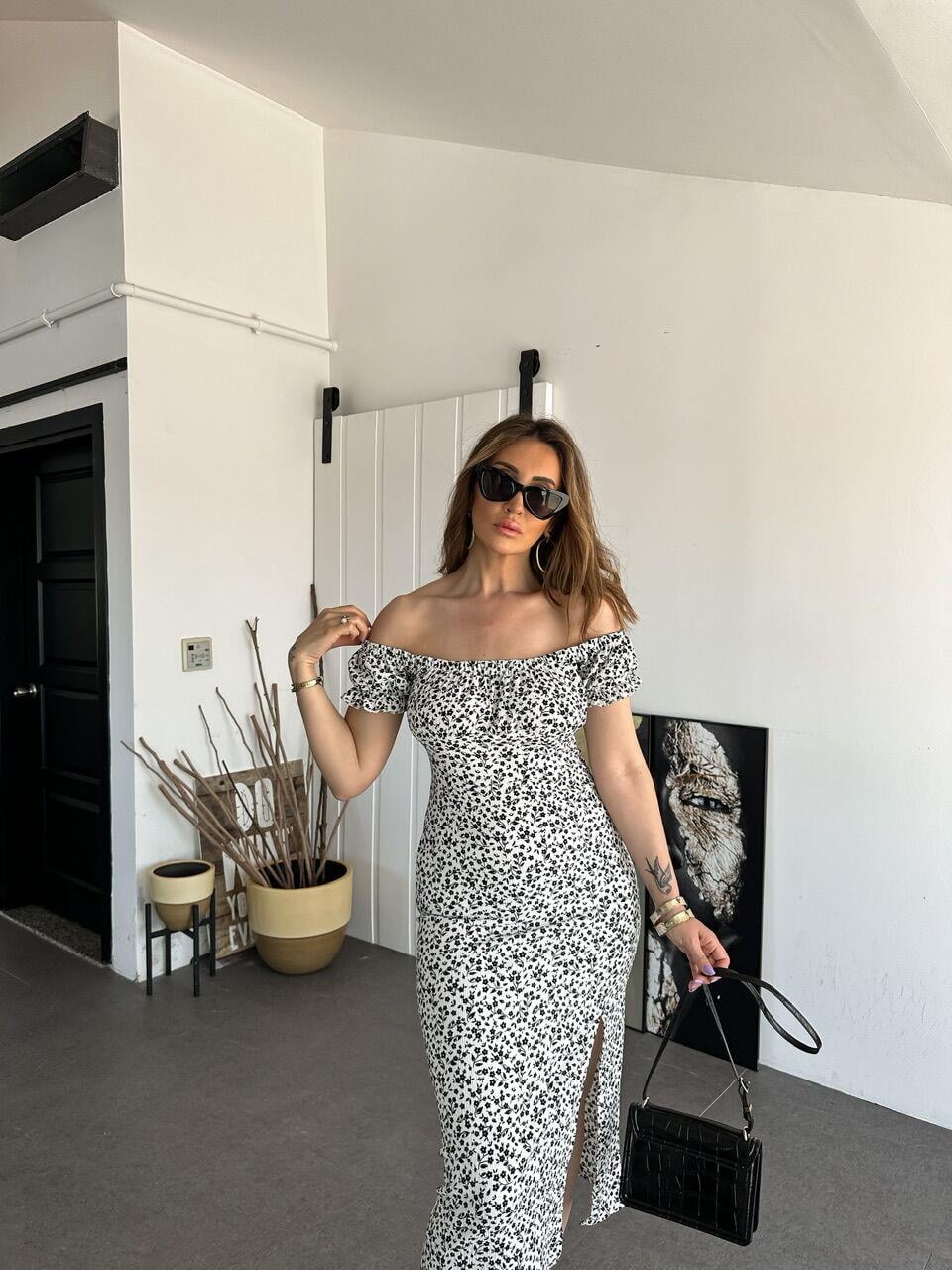 Beyaz Minik Çiçekli Madonna Yaka Elbise