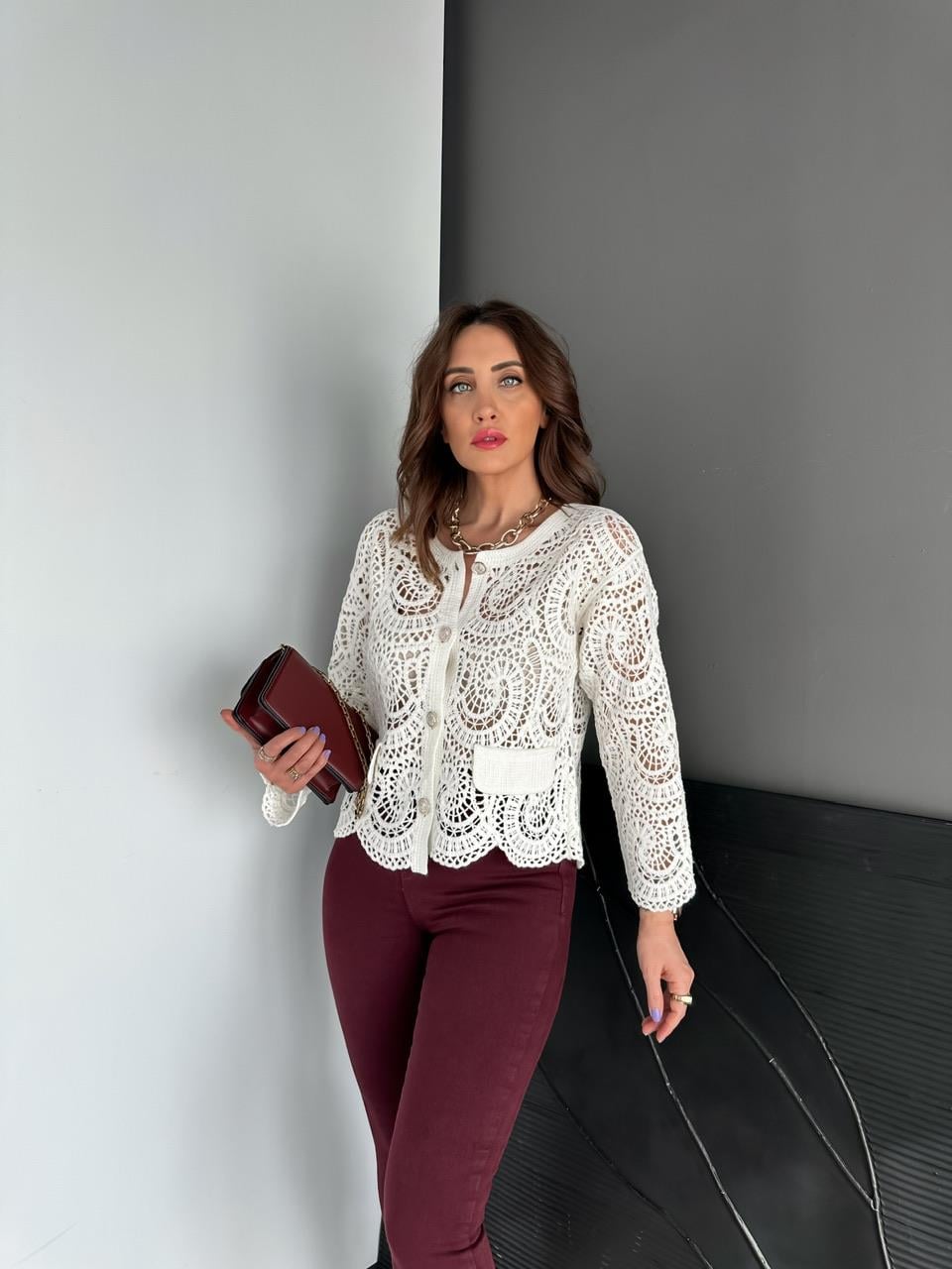 Beyaz Nakışlı Örme Hırka
