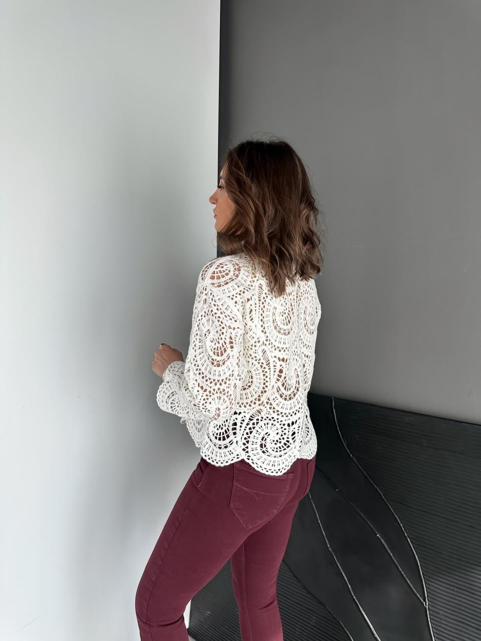 Beyaz Nakışlı Örme Hırka