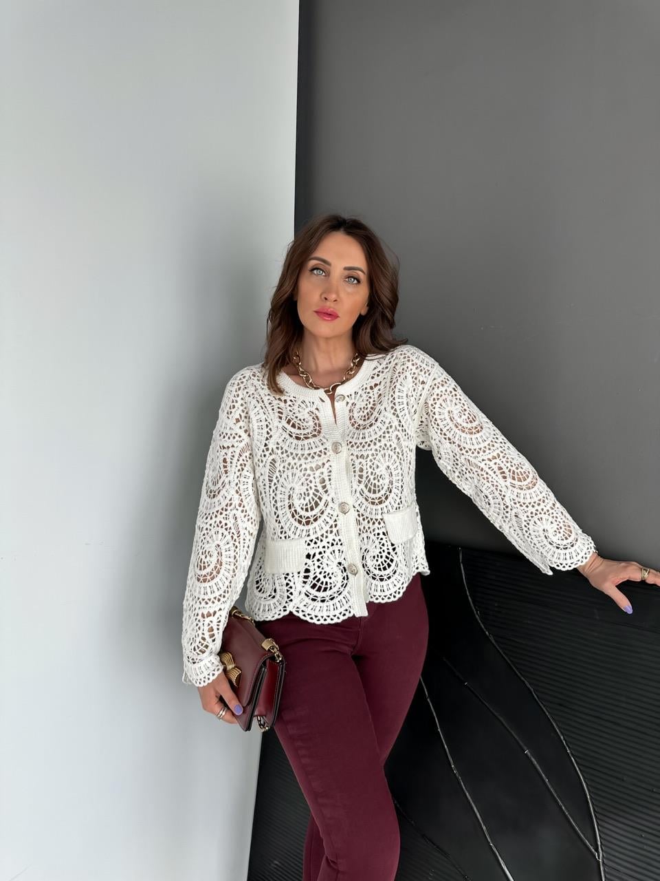 Beyaz Nakışlı Örme Hırka