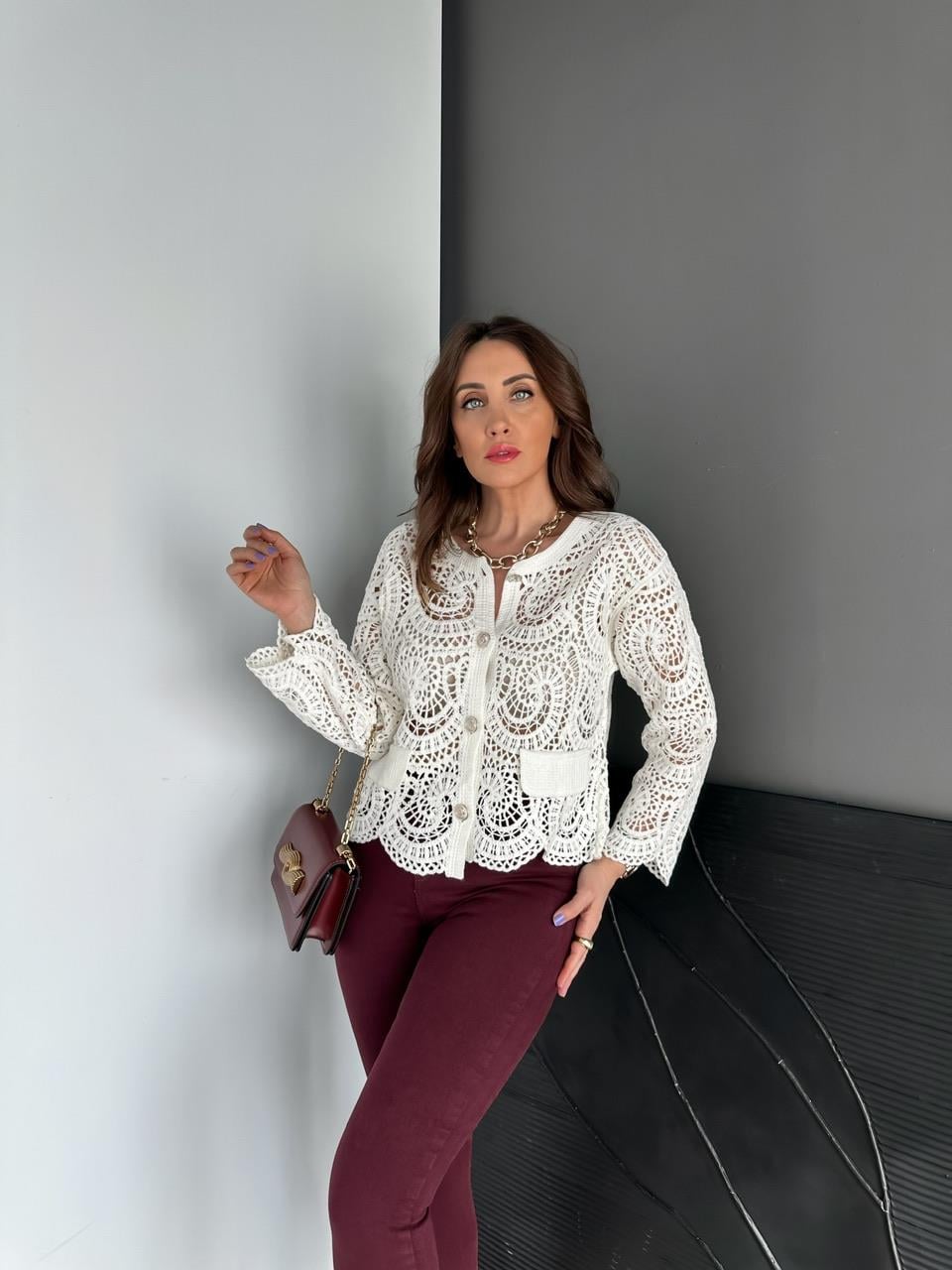Beyaz Nakışlı Örme Hırka