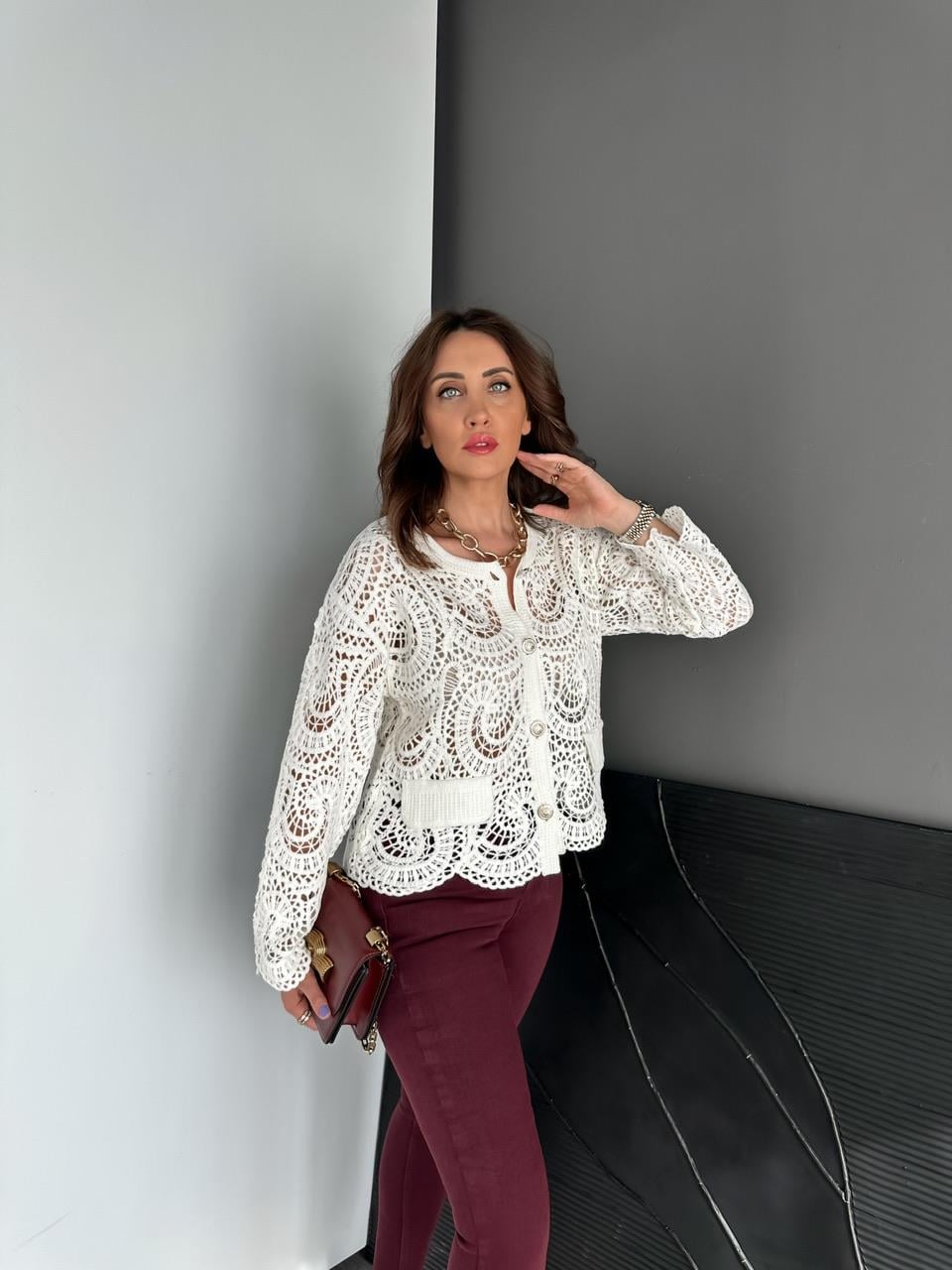 Beyaz Nakışlı Örme Hırka