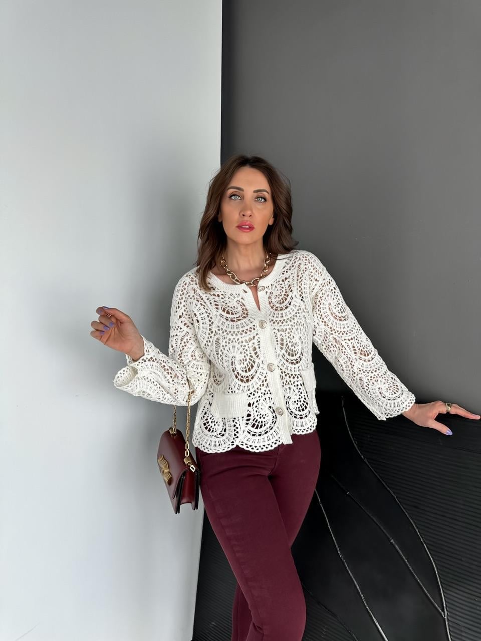 Beyaz Nakışlı Örme Hırka