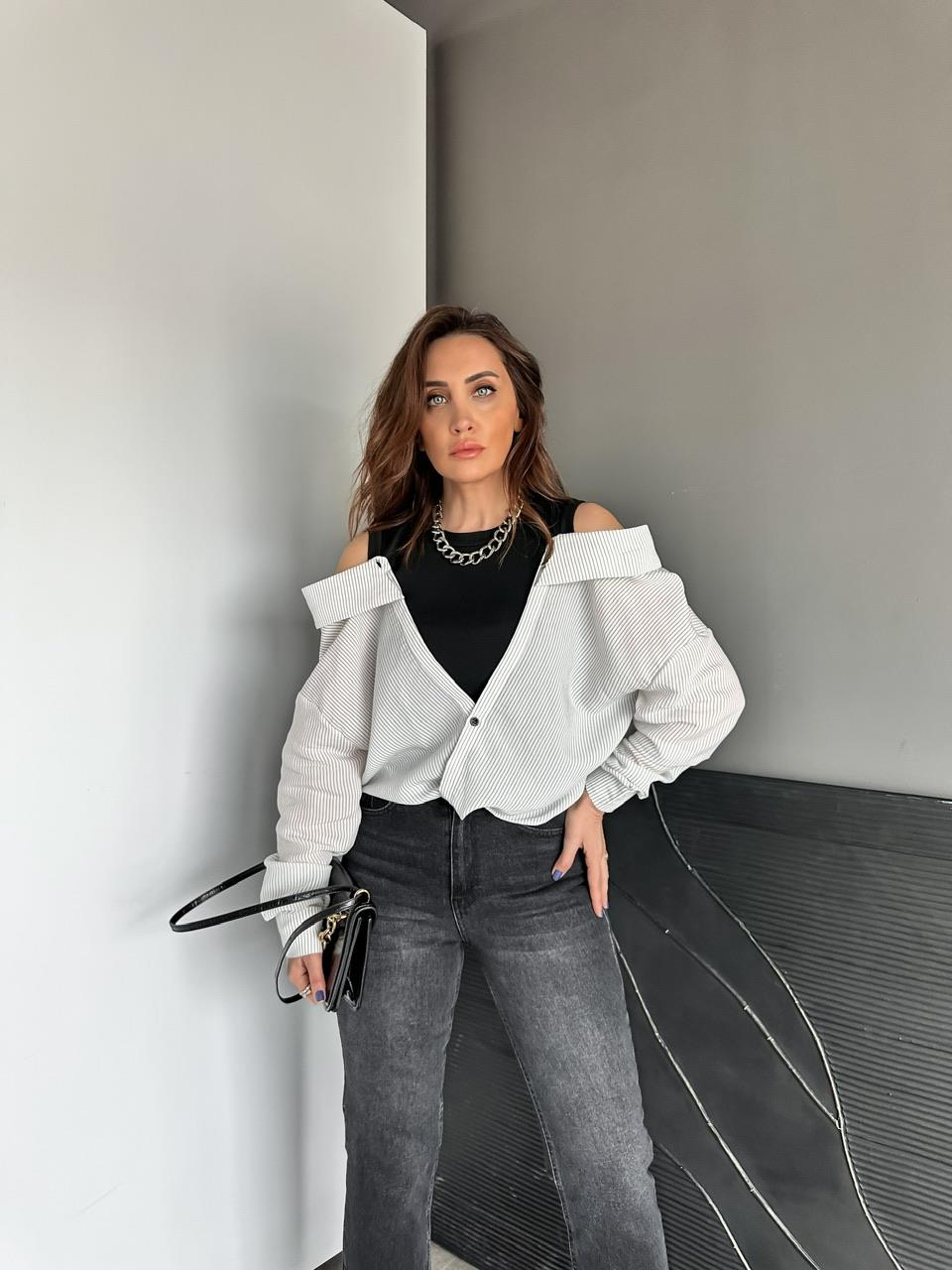 Beyaz Triko Atletli Tasarım Gömlek
