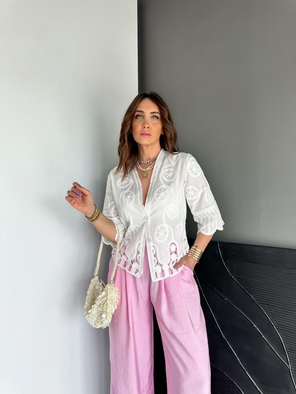 Beyaz V Yaka Düğmeli Güpürlü Gömlek