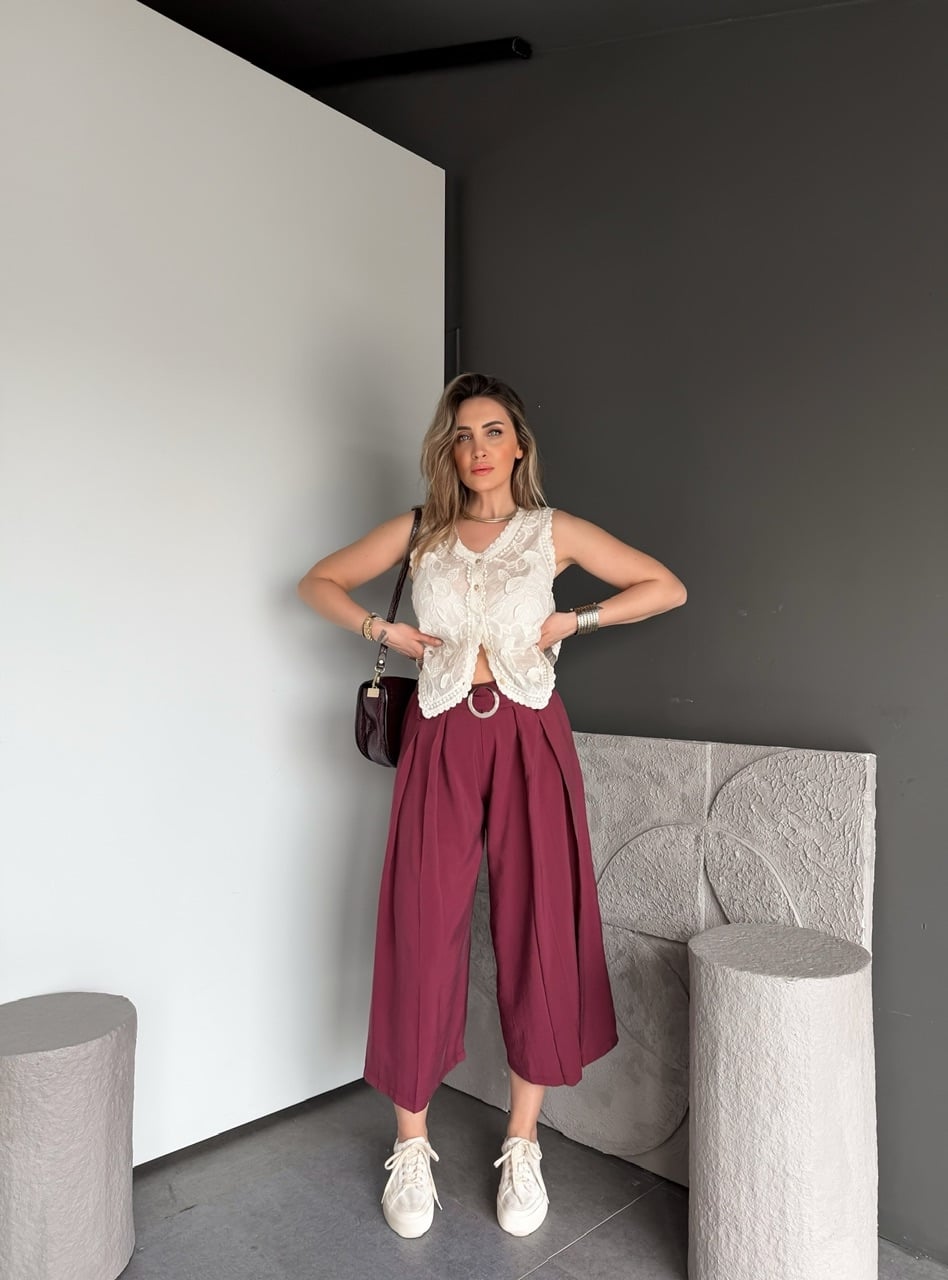 Bordo Kemerli Pensli Kısa Paça Pantolon