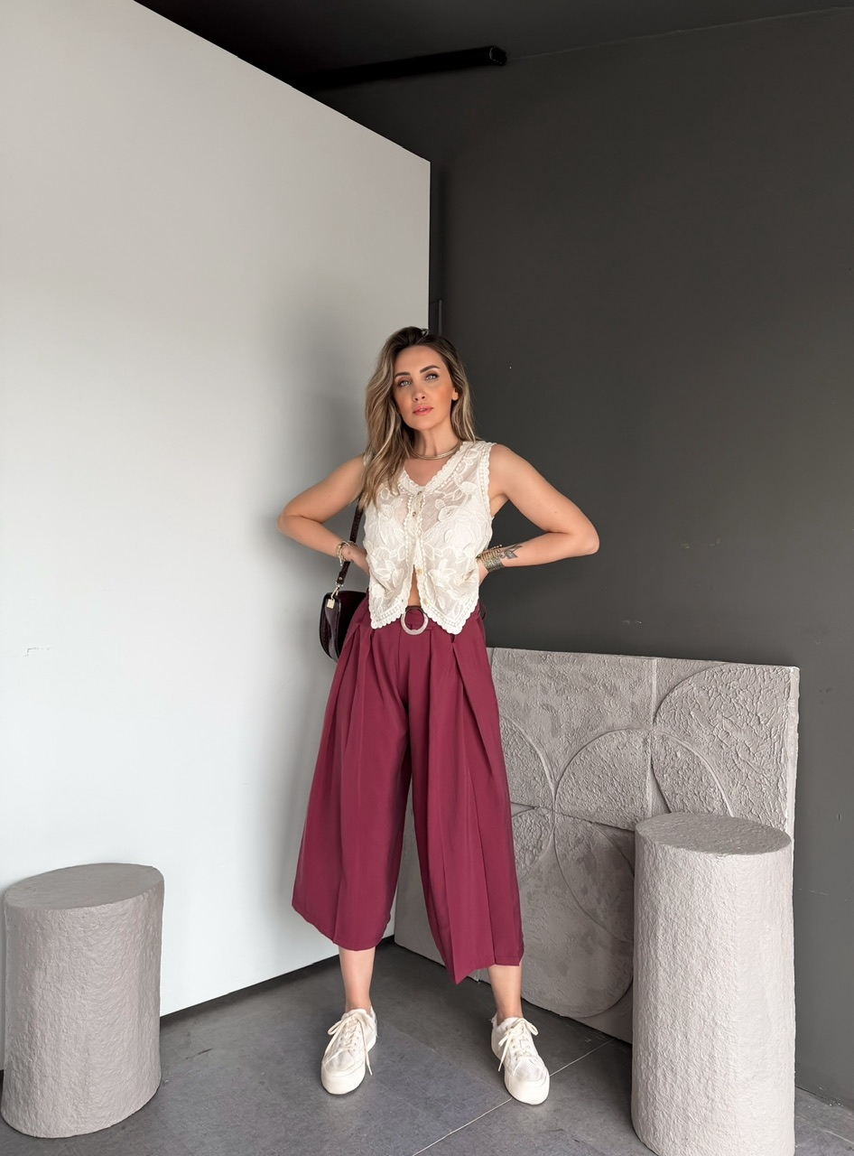 Bordo Kemerli Pensli Kısa Paça Pantolon