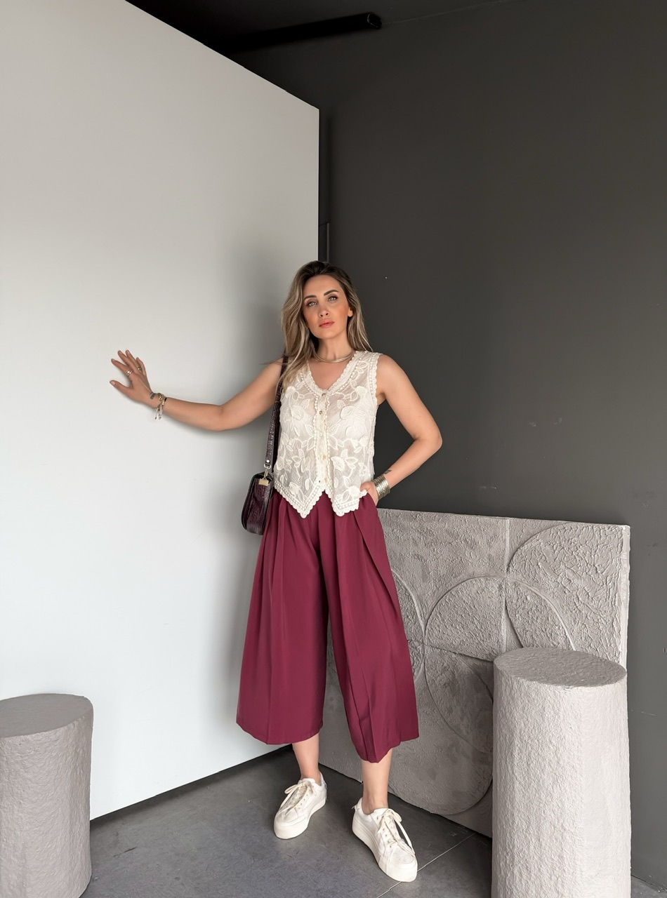 Bordo Kemerli Pensli Kısa Paça Pantolon