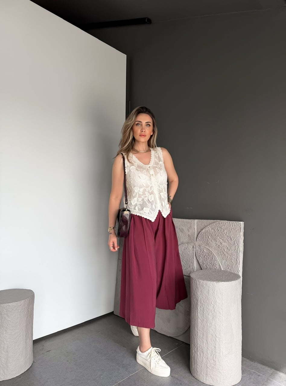 Bordo Kemerli Pensli Kısa Paça Pantolon
