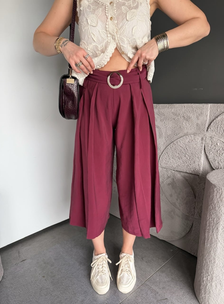 Bordo Kemerli Pensli Kısa Paça Pantolon