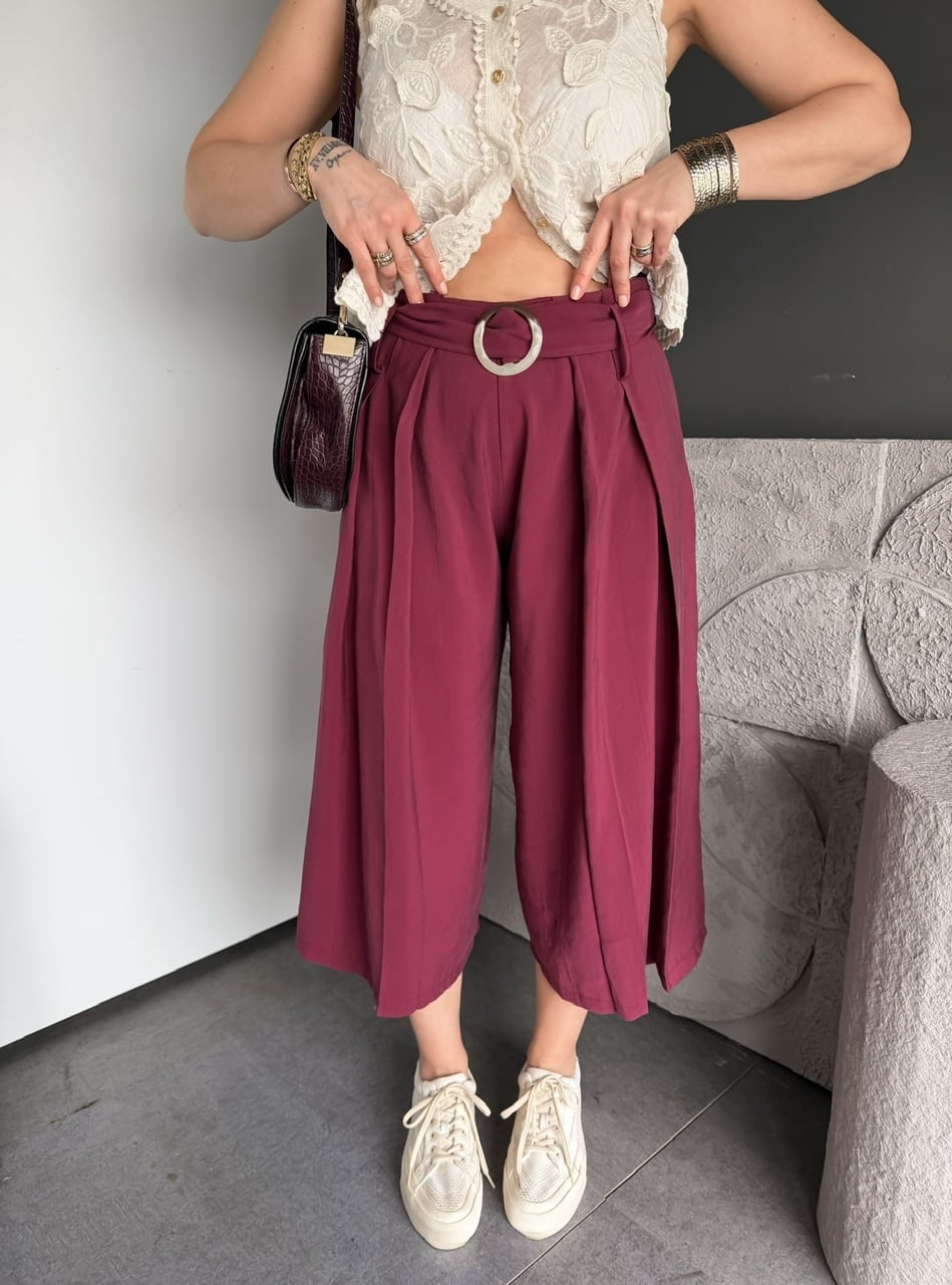 Bordo Kemerli Pensli Kısa Paça Pantolon