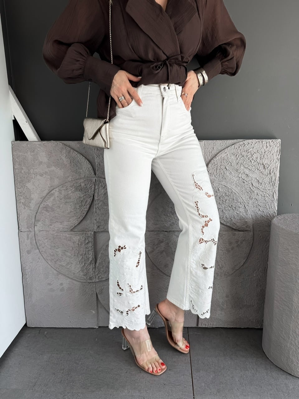 Ekru Çiçek Nakışlı Premium Jean