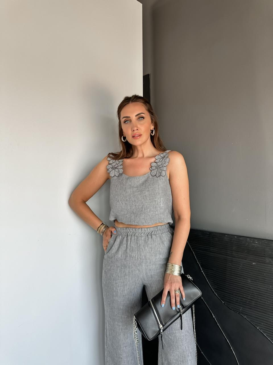 Gri Omuzları Çiçekli Keten Takım