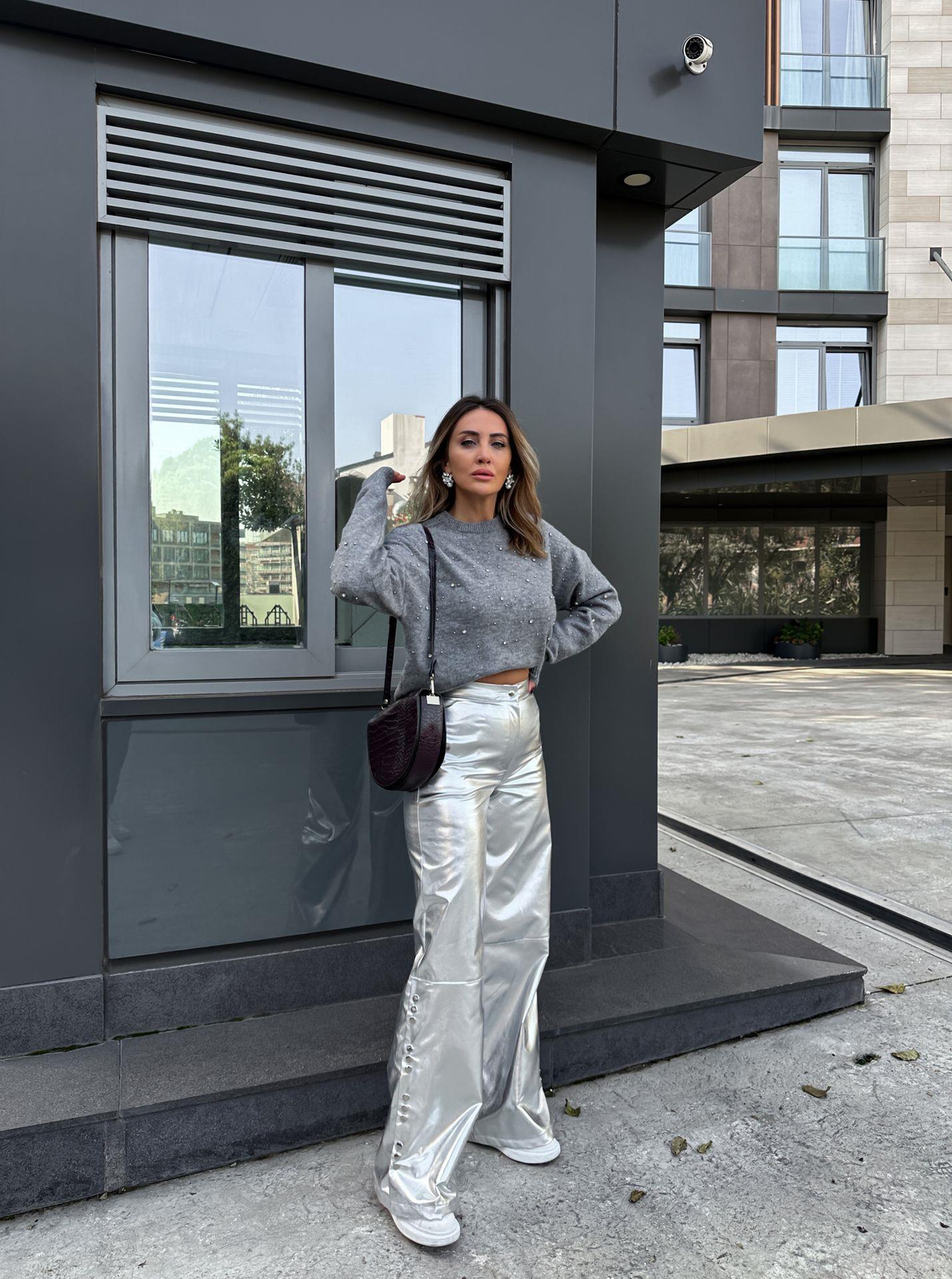 Gri Varaklı Paçası Çıtçıtlı Pantolon