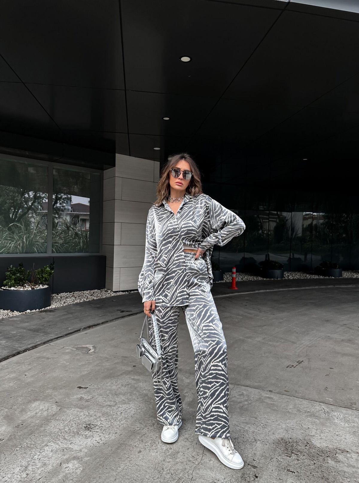 Gri Zebra Desenli Saten Takım