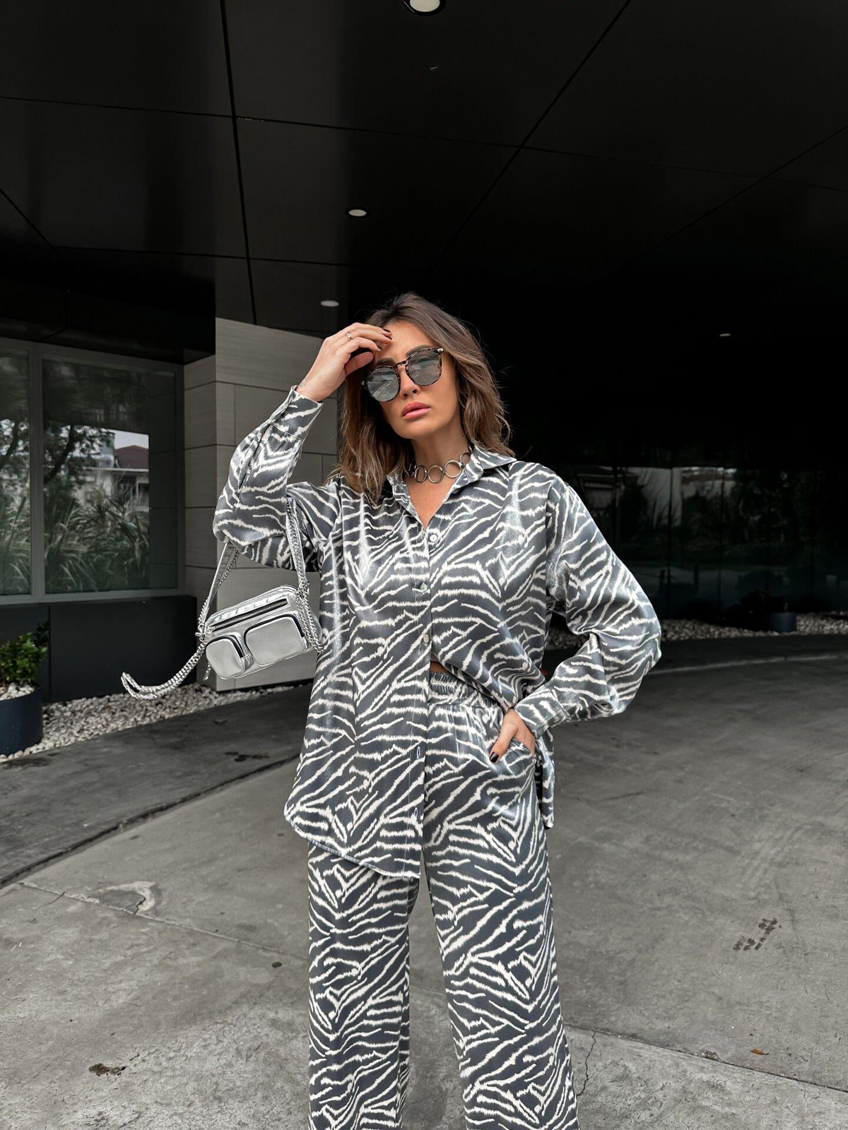 Gri Zebra Desenli Saten Takım
