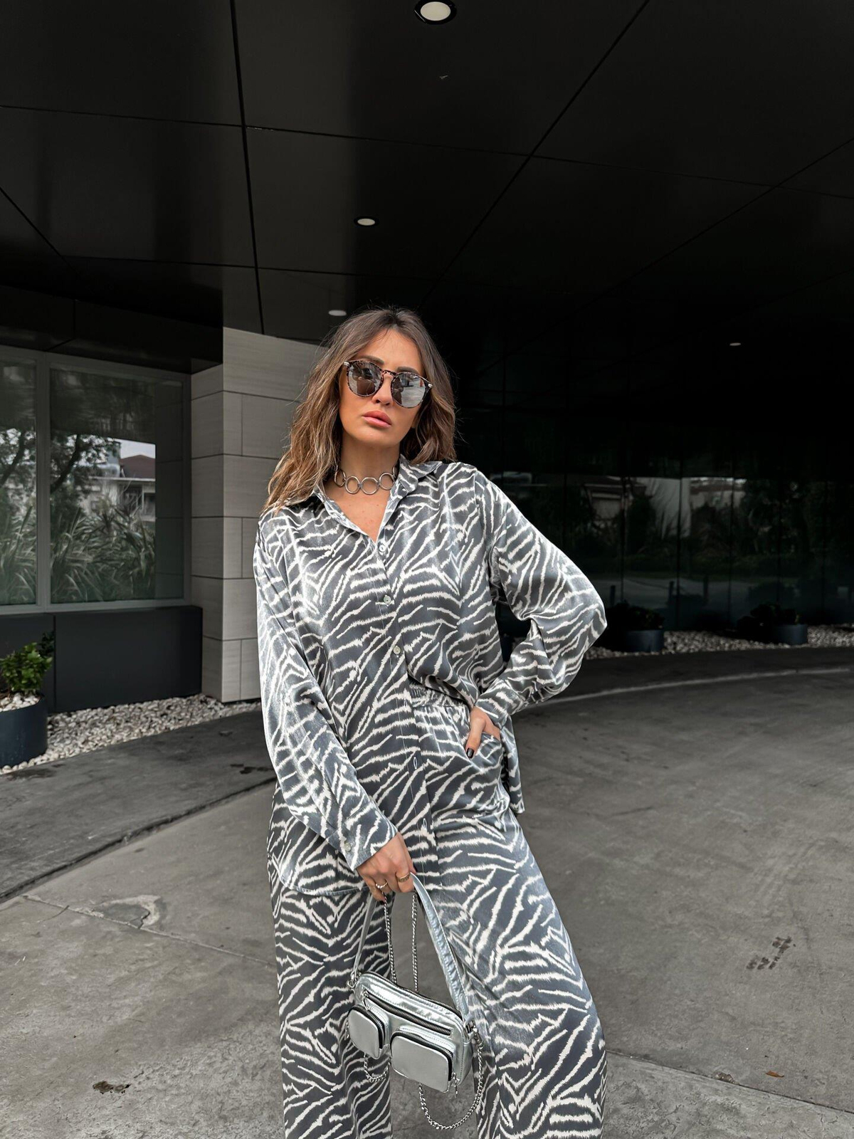 Gri Zebra Desenli Saten Takım