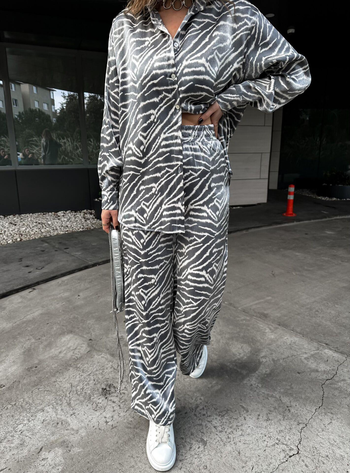 Gri Zebra Desenli Saten Takım
