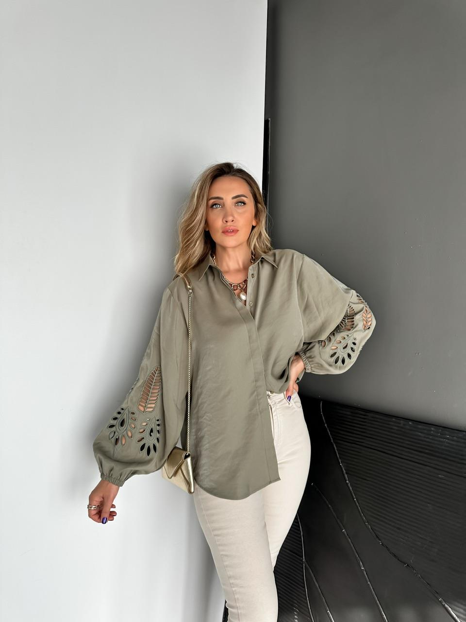 Haki Kolları Nakışlı Premium Gömlek