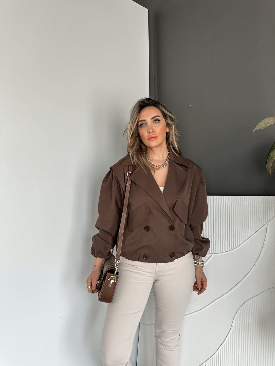 Kahve Dört Düğmeli Beli Lastikli Kısa Trençkot