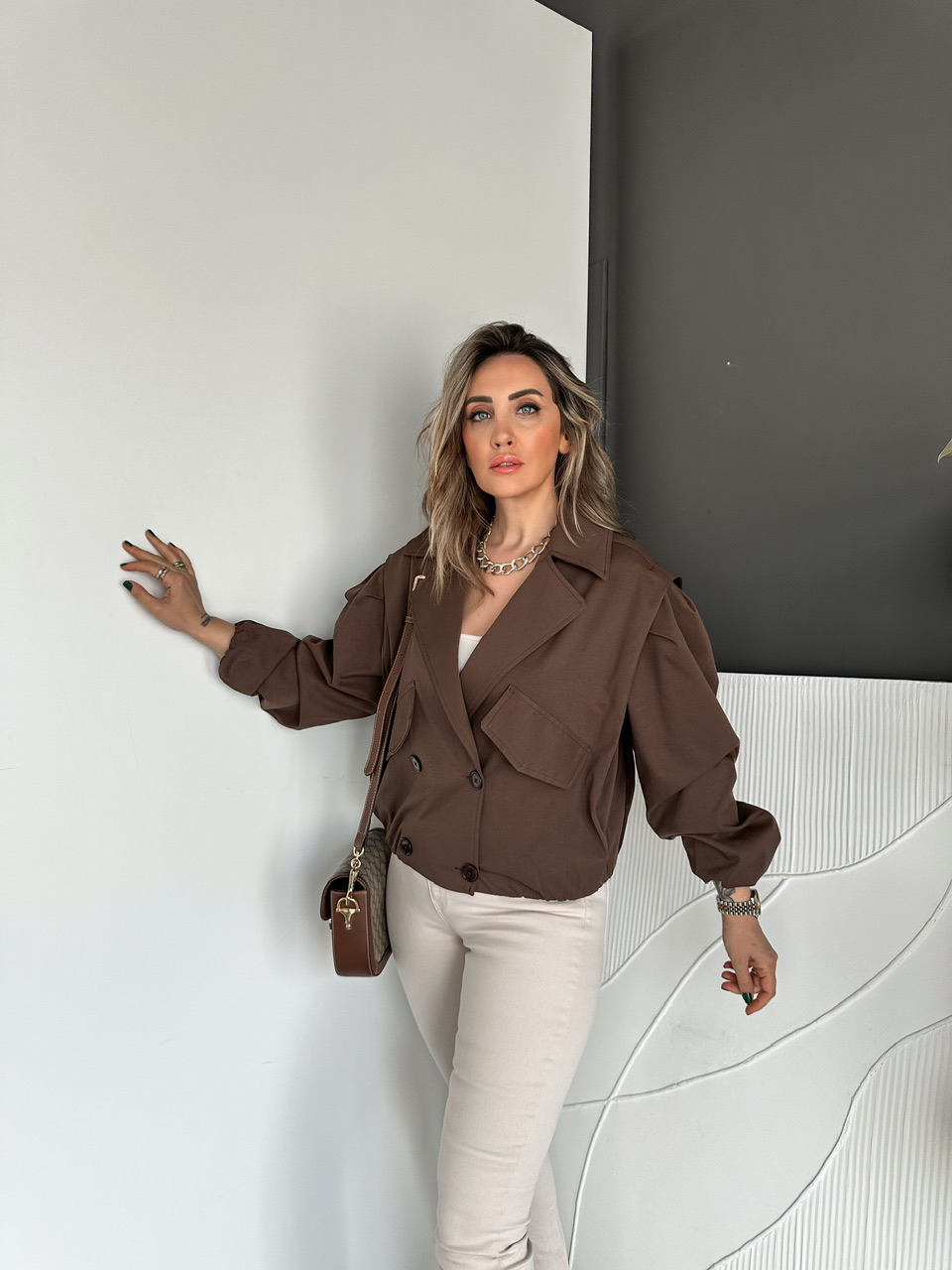 Kahve Dört Düğmeli Beli Lastikli Kısa Trençkot