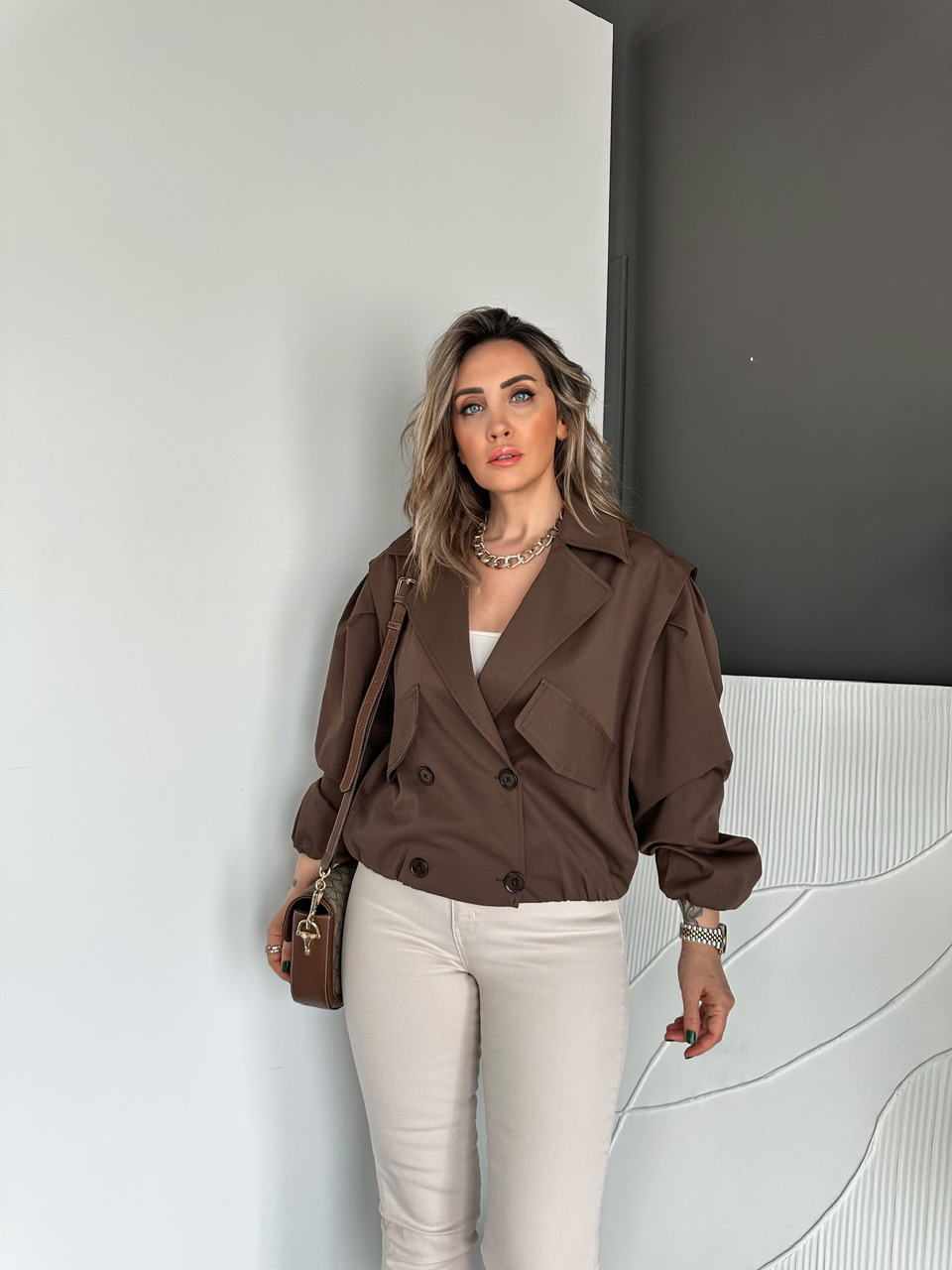 Kahve Dört Düğmeli Beli Lastikli Kısa Trençkot