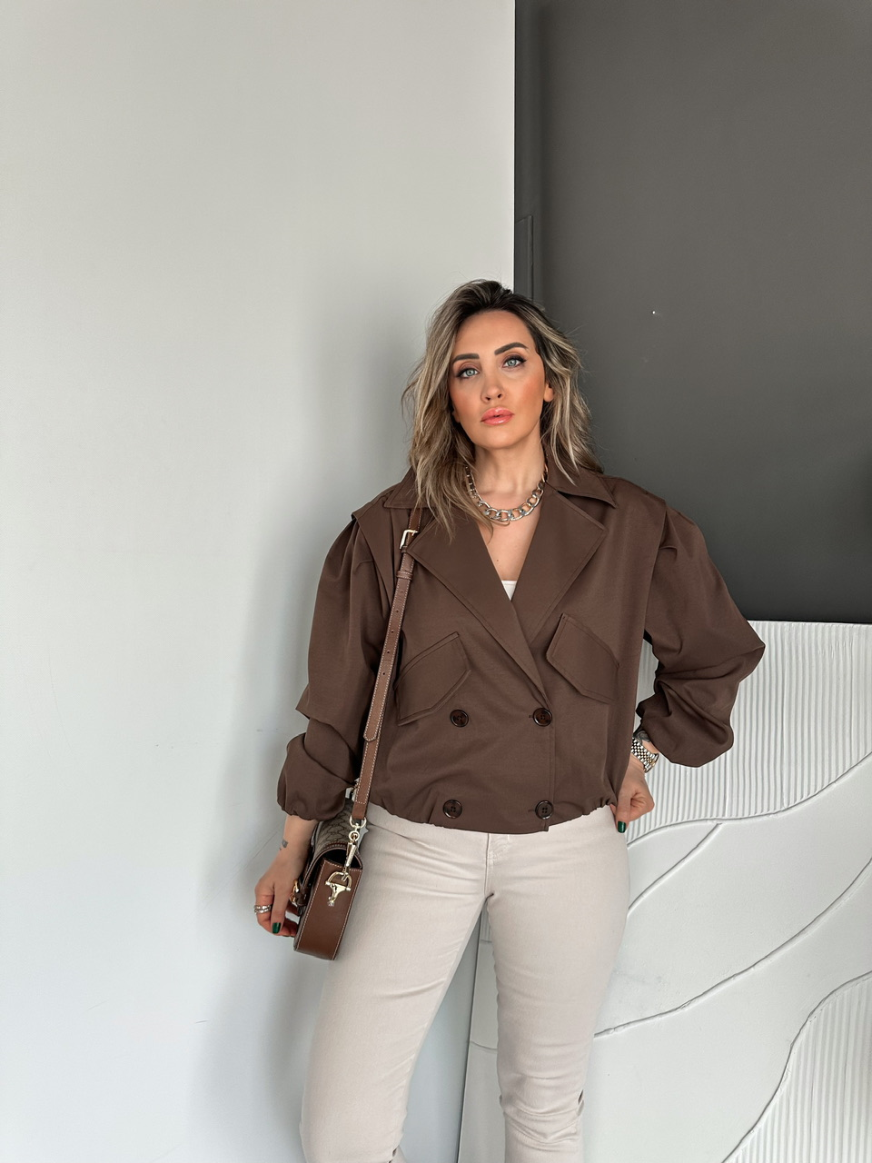 Kahve Dört Düğmeli Beli Lastikli Kısa Trençkot