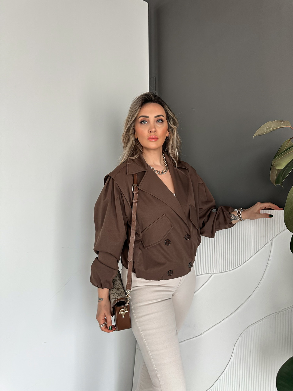 Kahve Dört Düğmeli Beli Lastikli Kısa Trençkot