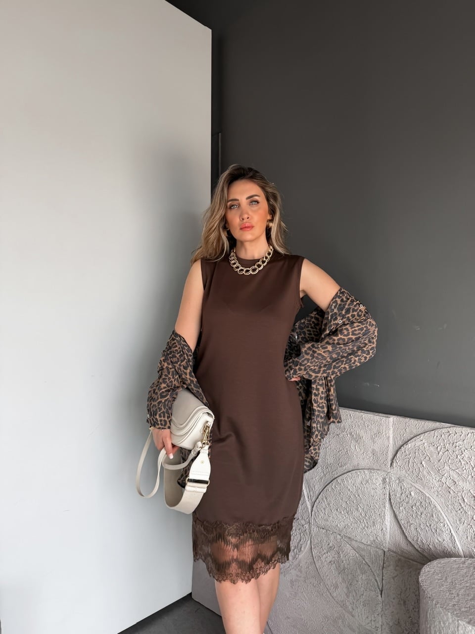 Kahve Etek Ucu Dantelli Elbise