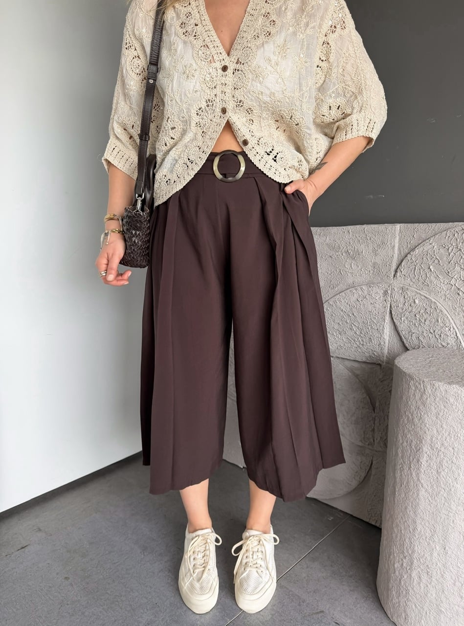 Kahve Kemerli Pensli Kısa Paça Pantolon