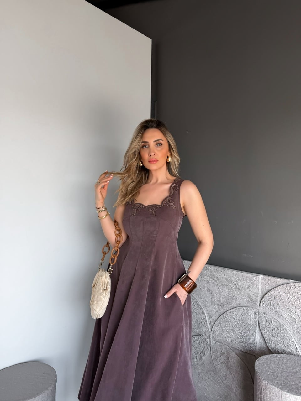 Kahve Yakası Nakışlı Cepli Elbise