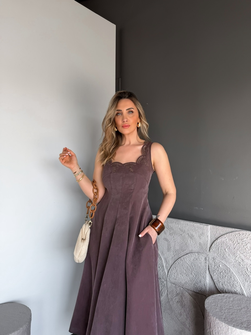 Kahve Yakası Nakışlı Cepli Elbise